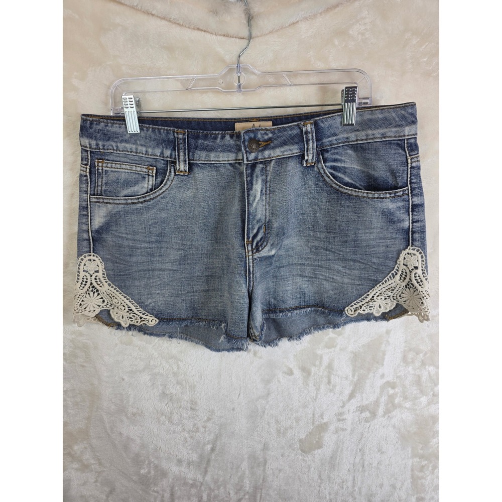 Lost Women Medium Wash Crochet Lace Trim Denim Cut-Off‎ Shorts Size 32 LS131084